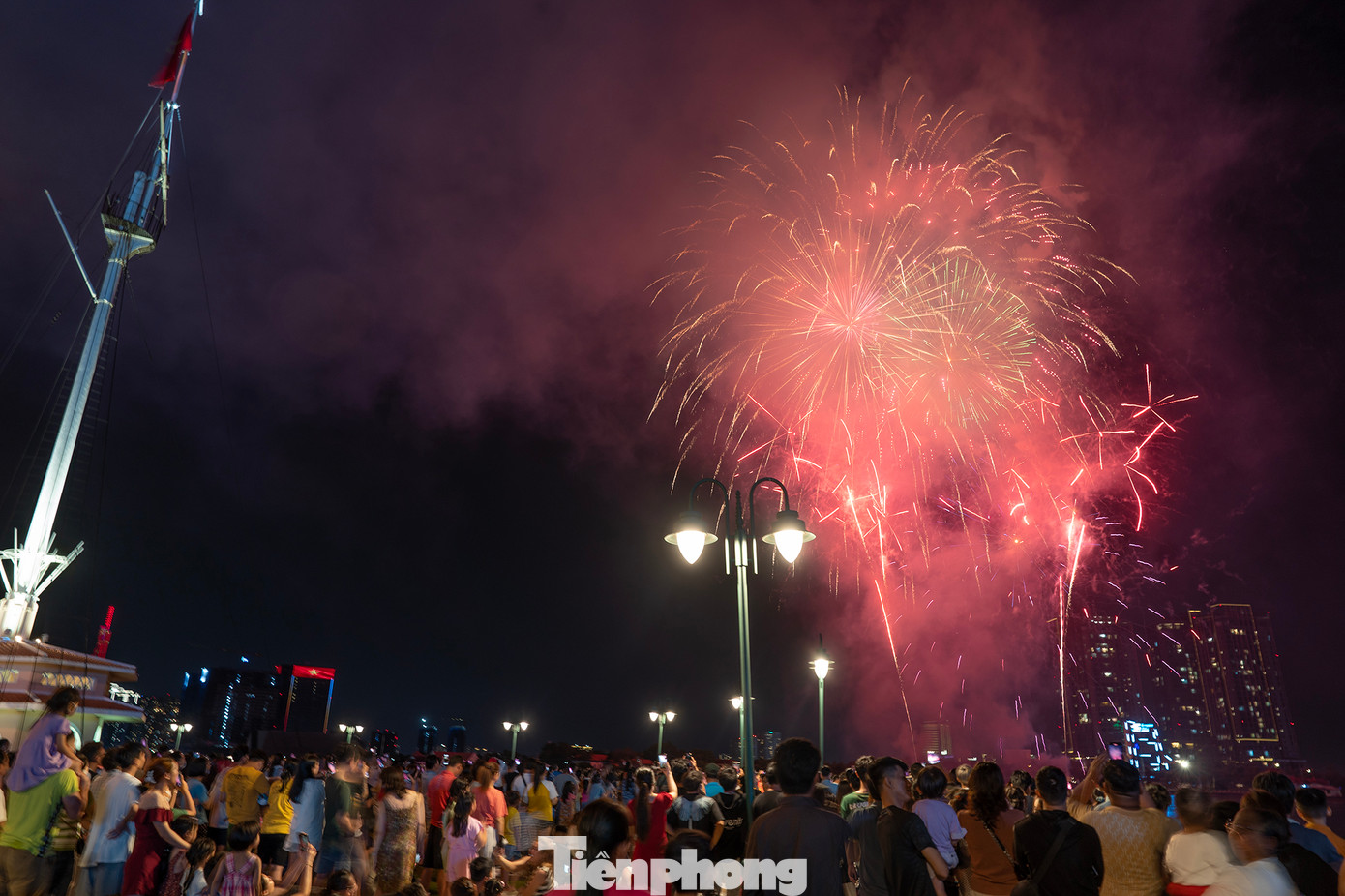Sau đợt bắn pháo hoa dịp Tết Nguyên đán Qúy Mão 2023, người dân TPHCM tiếp tục được thưởng thức những màn pháo hoa đẹp mắt kỷ niệm ngày thống nhất đất nước. Sau đợt bắn pháo hoa dịp Tết Nguyên đán Qúy Mão 2023, người dân TPHCM tiếp tục được thưởng thức những màn pháo hoa đẹp mắt kỷ niệm ngày thống nhất đất nước.