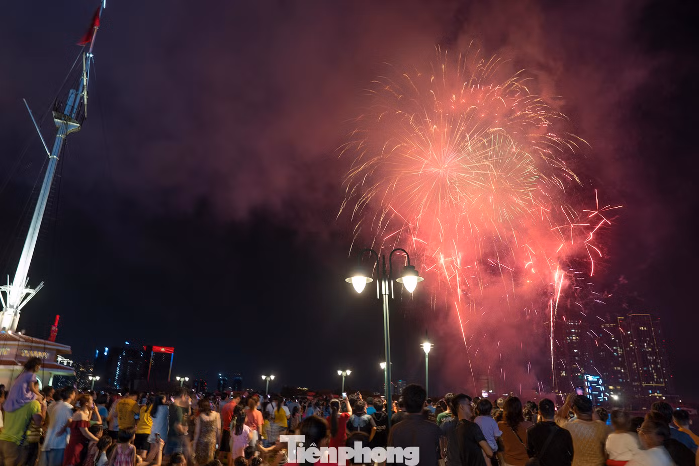 Sau đợt bắn pháo hoa dịp Tết Nguyên đán Qúy Mão 2023, người dân TPHCM tiếp tục được thưởng thức những màn pháo hoa đẹp mắt kỷ niệm ngày thống nhất đất nước. Sau đợt bắn pháo hoa dịp Tết Nguyên đán Qúy Mão 2023, người dân TPHCM tiếp tục được thưởng thức những màn pháo hoa đẹp mắt kỷ niệm ngày thống nhất đất nước.