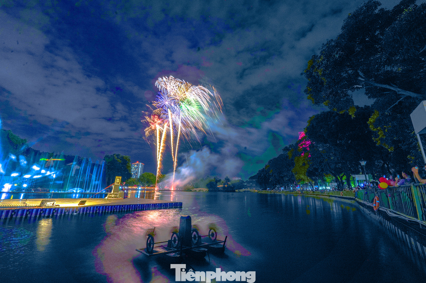 Màn pháo hoa mãn nhãn kéo dài khoảng 15 phút, được bắn lên bầu trời từ giữa khuôn viên Đầm Sen, đã làm bừng sáng cả không gian rộng lớn. Những ánh sáng lung linh, sắc màu rực rỡ đan xen, tạo nên một bức tranh đầy màu sắc trên nền trời đêm.