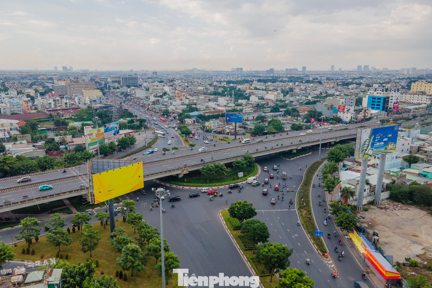 Cầu vượt vòng xoay cầu Bình Lợi nằm trên trục đường Phạm Văn Đồng, cắt ngang đường dẫn cầu Bình Triệu là đoạn đầu của quốc lộ 13. Dự án mở rộng quốc lộ 13 dài khoảng 5 km, dự kiến tổng mức đầu tư khoảng 10.000 tỷ đồng để mở rộng tuyến quốc lộ 13 lên 53-60 m. Sở GTVT đề xuất bố trí ngân sách 50%, doanh nghiệp 50%. Dự kiến tổng chi phí bồi thường, giải phóng mặt bằng khoảng 9.000 tỷ đồng. Cầu vượt vòng xoay cầu Bình Lợi nằm trên trục đường Phạm Văn Đồng, cắt ngang đường dẫn cầu Bình Triệu là đoạn đầu của quốc lộ 13. Dự án mở rộng quốc lộ 13 dài khoảng 5 km, dự kiến tổng mức đầu tư khoảng 10.000 tỷ đồng để mở rộng tuyến quốc lộ 13 lên 53-60 m. Sở GTVT đề xuất bố trí ngân sách 50%, doanh nghiệp 50%. Dự kiến tổng chi phí bồi thường, giải phóng mặt bằng khoảng 9.000 tỷ đồng.