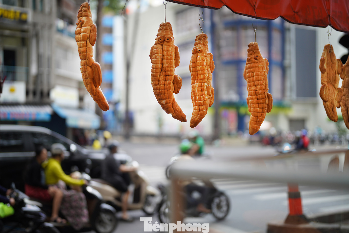 Chủ tiệm là ông Khiêm (75 tuổi), quê An Giang. Ông cho biết, gia đình có nghề bánh mì truyền thống, đã có vài cơ sở ở TP. Long Xuyên. Khoảng 2 năm trước, gia đình mở thêm lò ở TPHCM, chuyên làm bánh mì khổng lồ, kích thước từ 30-60 cm. Tiệm bánh hoạt động từ 2h sáng hàng ngày để kịp cho ra khoảng hơn trăm chiếc bánh hình hải sản phục vụ thực khách.