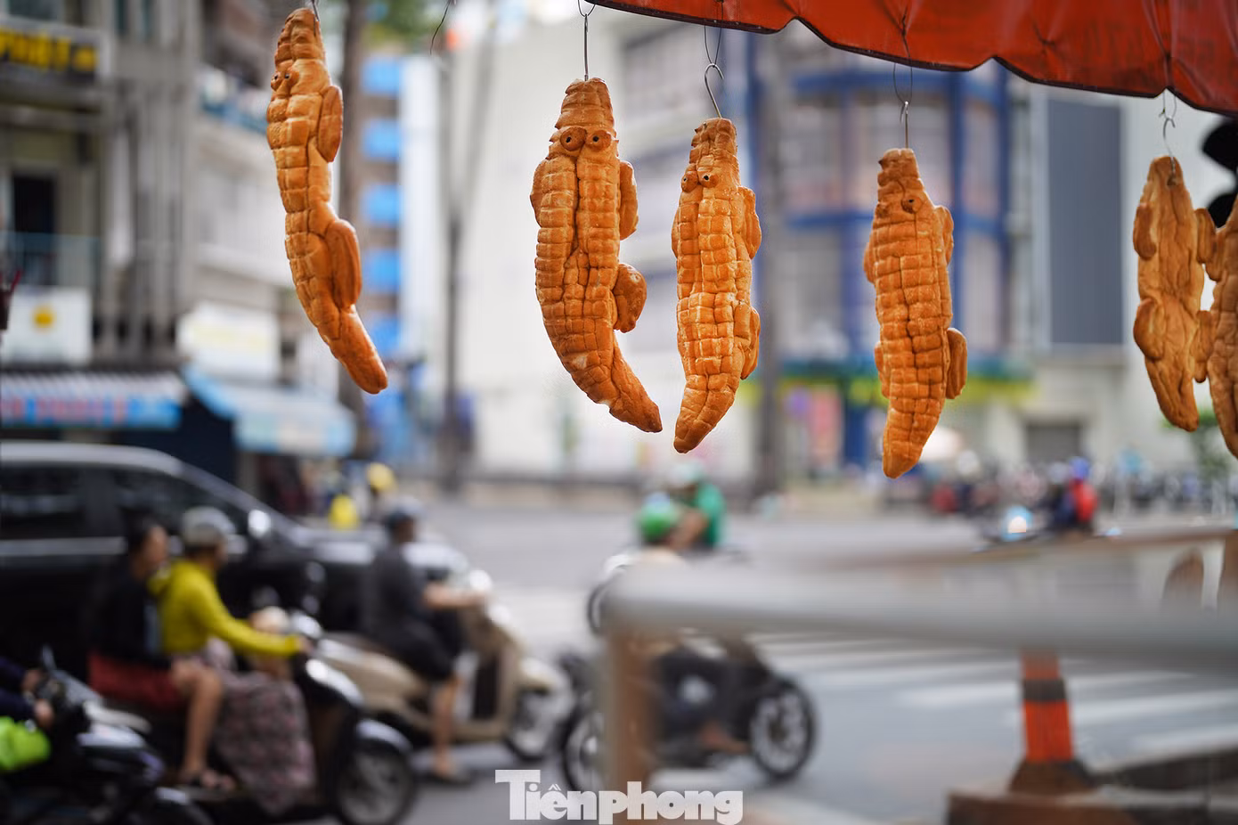Chủ tiệm là ông Khiêm (75 tuổi), quê An Giang. Ông cho biết, gia đình có nghề bánh mì truyền thống, đã có vài cơ sở ở TP. Long Xuyên. Khoảng 2 năm trước, gia đình mở thêm lò ở TPHCM, chuyên làm bánh mì khổng lồ, kích thước từ 30-60 cm. Tiệm bánh hoạt động từ 2h sáng hàng ngày để kịp cho ra khoảng hơn trăm chiếc bánh hình hải sản phục vụ thực khách.
