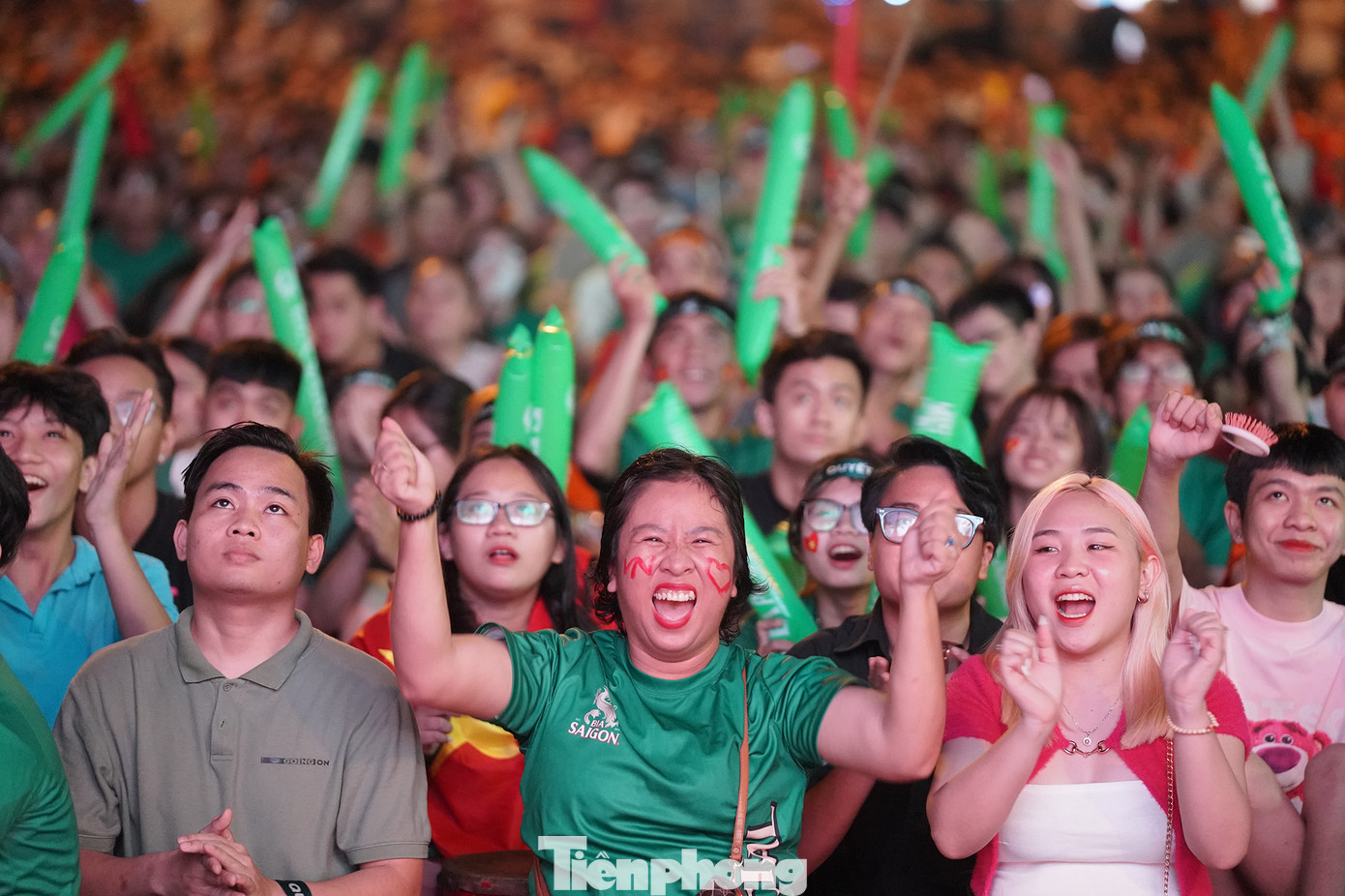 Hàng ngàn cổ động viên có mặt từ sớm cùng hô vang bài: “Như có Bác Hồ trong ngày vui đại thắng”, “Tiến lên Việt Nam ơi”. Nhiều người tự tin thầy trò HLV Park Hang-seo sẽ đè bẹp Thái Lan ít nhất ba bàn không gỡ. Hàng ngàn cổ động viên có mặt từ sớm cùng hô vang bài: “Như có Bác Hồ trong ngày vui đại thắng”, “Tiến lên Việt Nam ơi”. Nhiều người tự tin thầy trò HLV Park Hang-seo sẽ đè bẹp Thái Lan ít nhất ba bàn không gỡ.