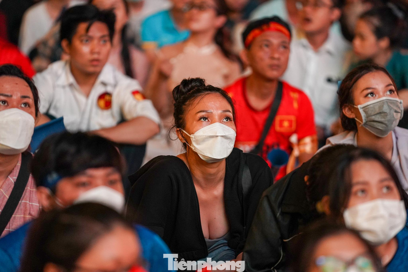 Các cổ động viên tập trung theo dõi, không bỏ lỡ từng pha lên bóng của đội nhà. Các cổ động viên tập trung theo dõi, không bỏ lỡ từng pha lên bóng của đội nhà.