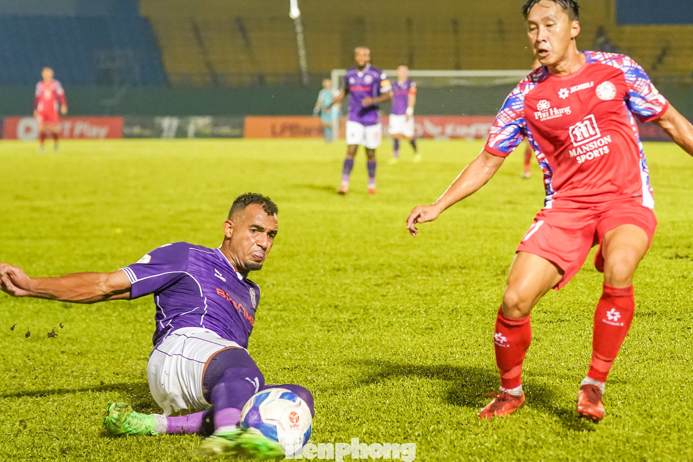 Hai đội cống hiến trận đấu hay với lối chơi không khoan nhượng với những pha cắt bóng dứt khoát.