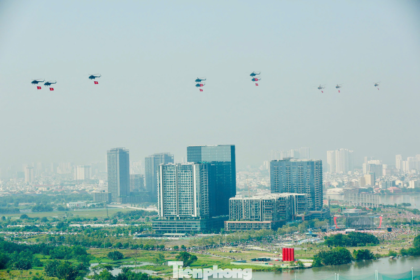 Để chuẩn bị cho lễ diễu binh tại TPHCM vào sáng 30/4, từ đầu tháng 3, nhiều trực thăng cùng phi công đến từ các đơn vị không quân trên cả nước đã tập trung tại sân bay Biên Hòa (Đồng Nai) tham gia công tác hợp luyện. Để chuẩn bị cho lễ diễu binh tại TPHCM vào sáng 30/4, từ đầu tháng 3, nhiều trực thăng cùng phi công đến từ các đơn vị không quân trên cả nước đã tập trung tại sân bay Biên Hòa (Đồng Nai) tham gia công tác hợp luyện.