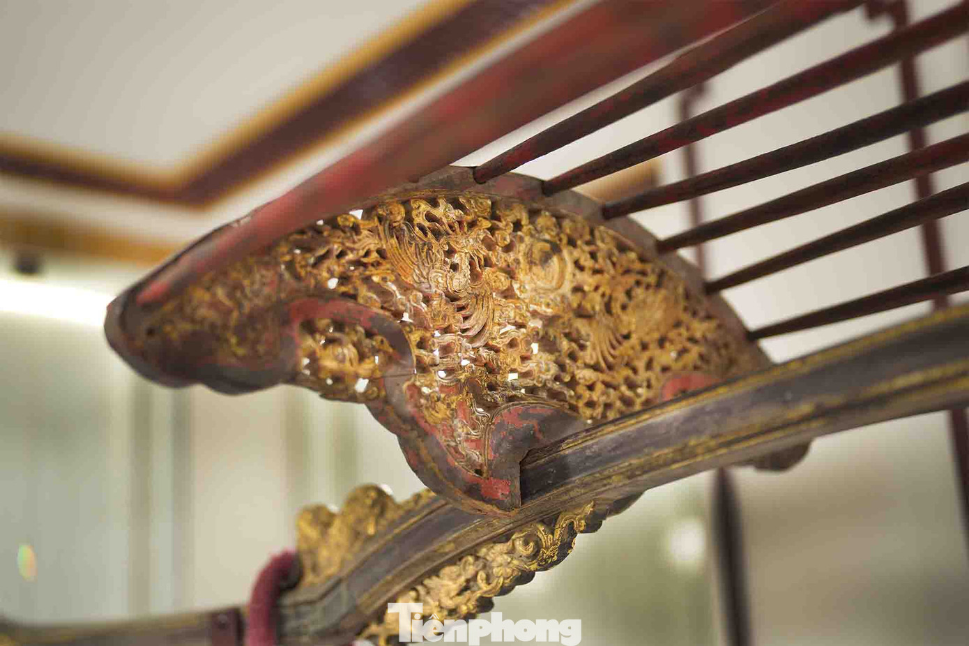 Đây là loại võng không dùng lọng tròn. Thay vào đó, phần lọng được thay thế bằng mui che nắng. Hai chiếc võng trưng bày tại bảo tàng có phần mui chỉ còn lại khung sườn thếp vàng. Theo phần chú thích, vàng thếp trên võng là loại vàng 24k. Theo một số ghi chép, trong các đám rước gần thường hay dùng võng trần, khi đi xa mới dùng võng có mui. Khi đi võng trần, người ta có thể ngồi xếp bàn tròn trong võng, đi võng có mui thì nằm và có thể ngủ trên võng.