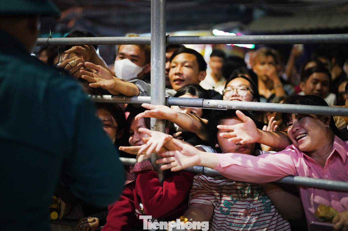 Những năm gần đây, việc phát lộc được tiến hành sớm hơn (thay vì sau 24 giờ như trước) để bảo đảm an ninh, trật tự.