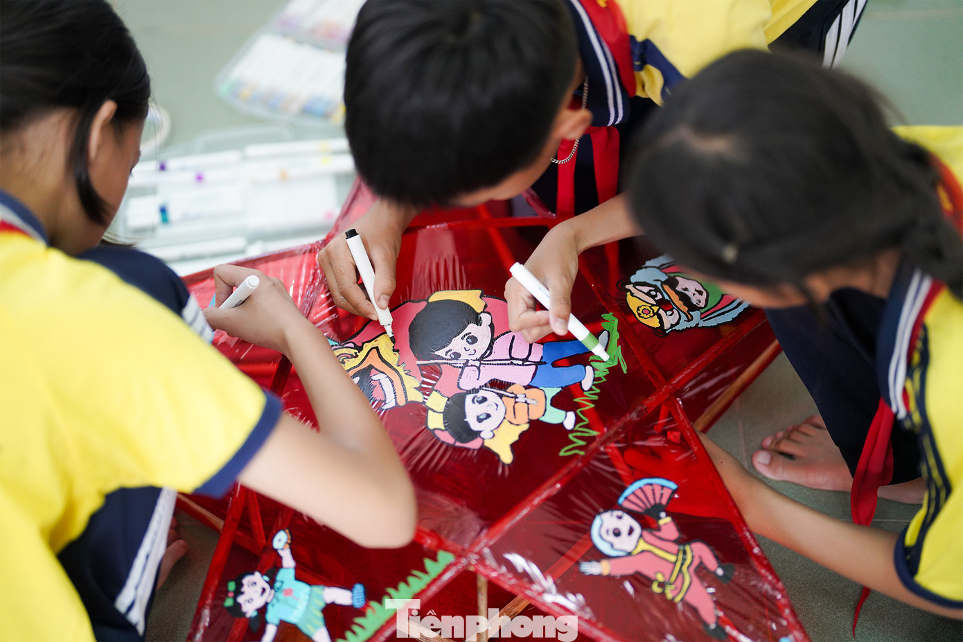 Nhóm thiếu nhi đến từ Trường tiểu học Vàm Sát gây ấn tượng bởi khả năng trang trí bằng các nét vẽ tay. "Tôi rất bất ngờ với khả năng sáng tạo của các bé trường Vàm Sát", một Tổng phụ trách Đội chia sẻ trong vai trò là Ban Giám khảo.