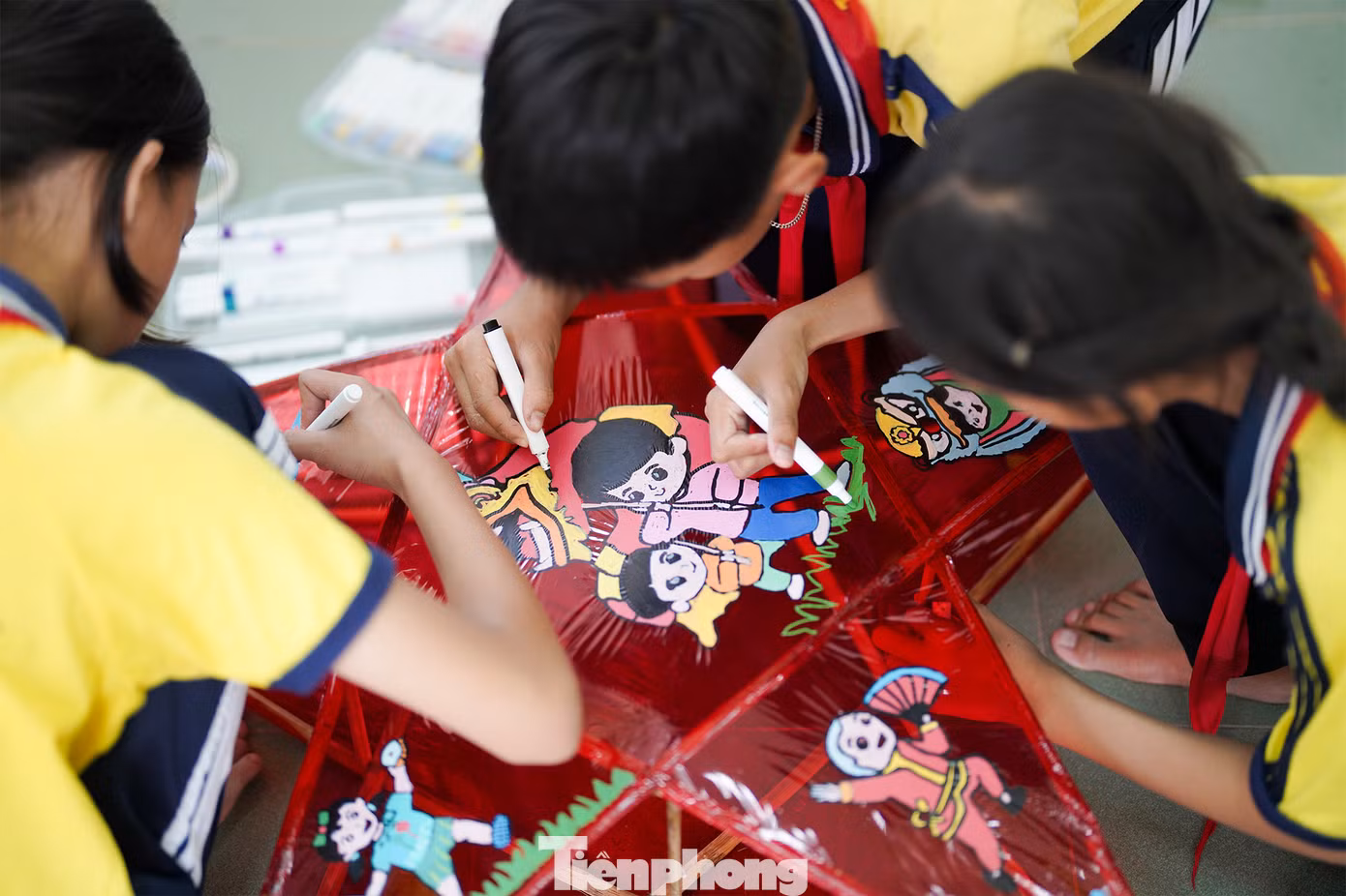Nhóm thiếu nhi đến từ Trường tiểu học Vàm Sát gây ấn tượng bởi khả năng trang trí bằng các nét vẽ tay. "Tôi rất bất ngờ với khả năng sáng tạo của các bé trường Vàm Sát", một Tổng phụ trách Đội chia sẻ trong vai trò là Ban Giám khảo.