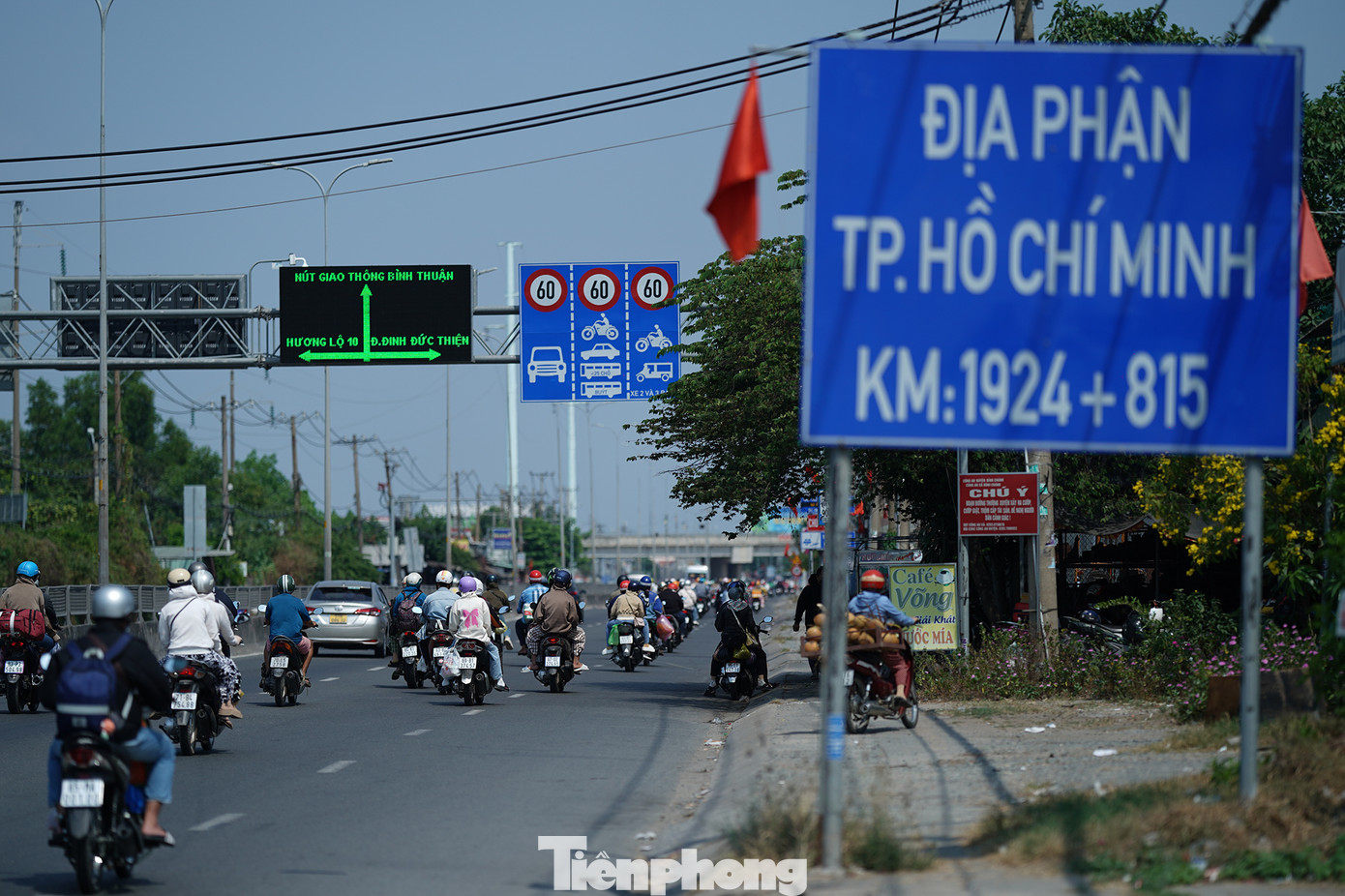 Mùng 5 tết, dòng phương tiện từ các tỉnh miền Tây hướng về TPHCM, các tỉnh miền Đông... chuẩn bị quay lại với nhịp sống thường ngày.