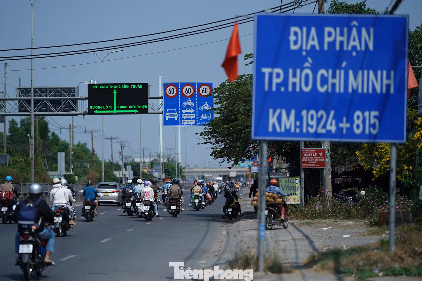 Mùng 5 tết, dòng phương tiện từ các tỉnh miền Tây hướng về TPHCM, các tỉnh miền Đông... chuẩn bị quay lại với nhịp sống thường ngày.
