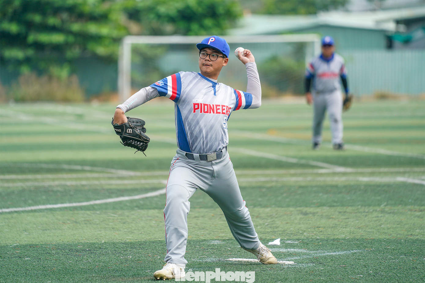 Đây là một trong các cầu thủ quan trọng của một đội bóng chày. Đúng như tên gọi, cầu thủ này sẽ thực hiện các cú ném bóng sao cho cầu thủ đánh bóng của đối thủ không thể đỡ được bóng.