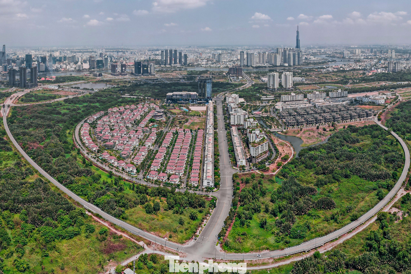 Khu đô thị mới Thủ Thiêm được Chính phủ phê duyệt quy hoạch từ năm 1996, có vị trí thuộc địa bàn các phường An Khánh, Thủ Thiêm, An Lợi Đông và một phần phường Bình An, Bình Khánh thuộc TP.Thủ Đức, nằm tại phía bờ đông của sông Sài Gòn, có tổng diện tích 657 ha.