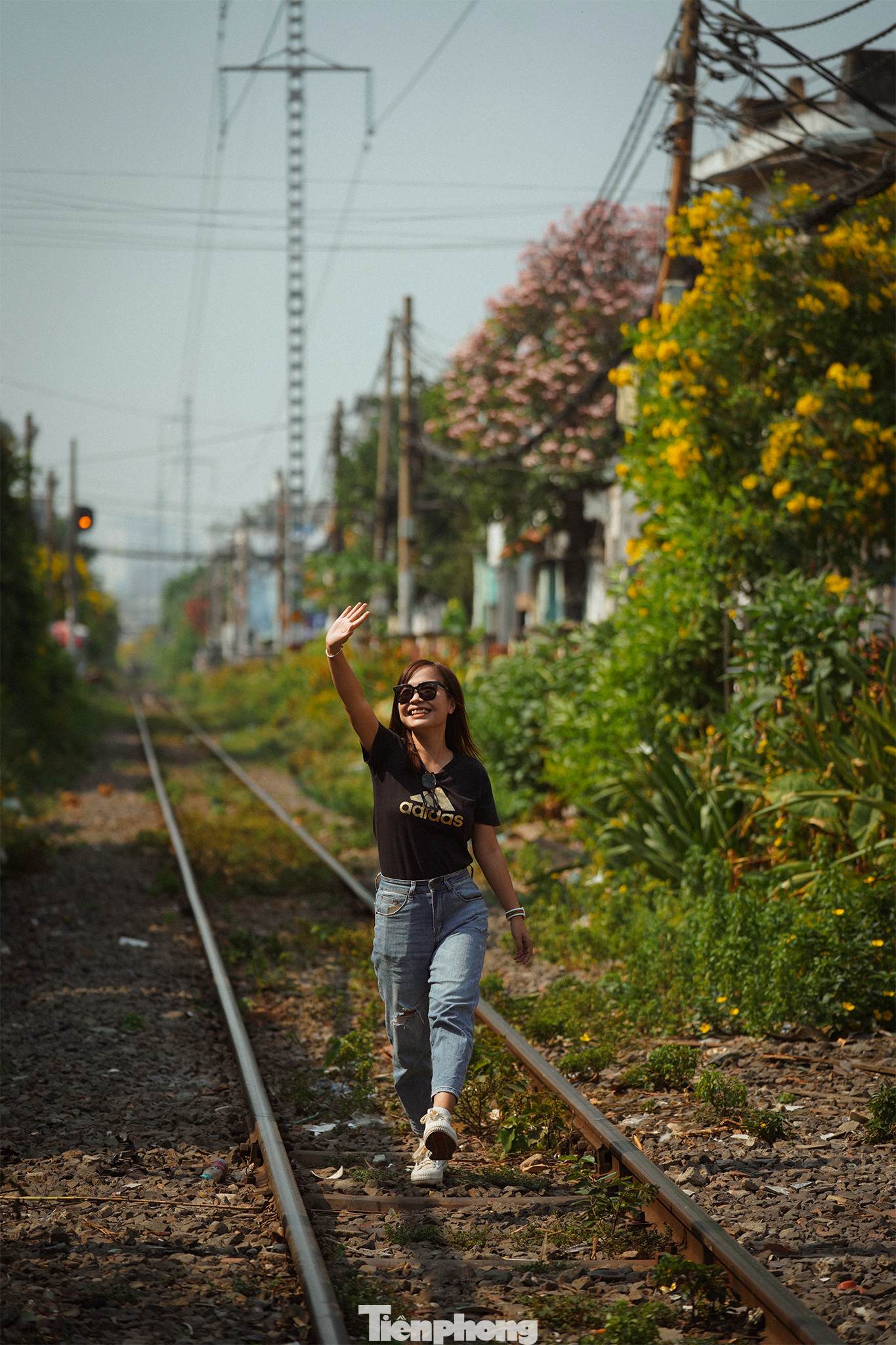 Một du khách trẻ trong đoàn tranh thủ thả dáng. Đoạn đường ray này nằm phía trước đình Phú Nhuận.