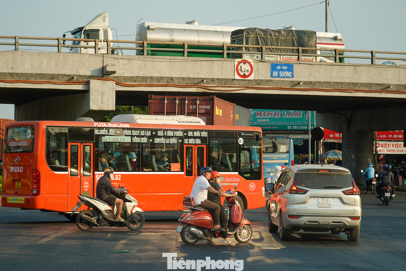 Tầm 17 giờ, lượng phương tiện bắt đầu đông dần.