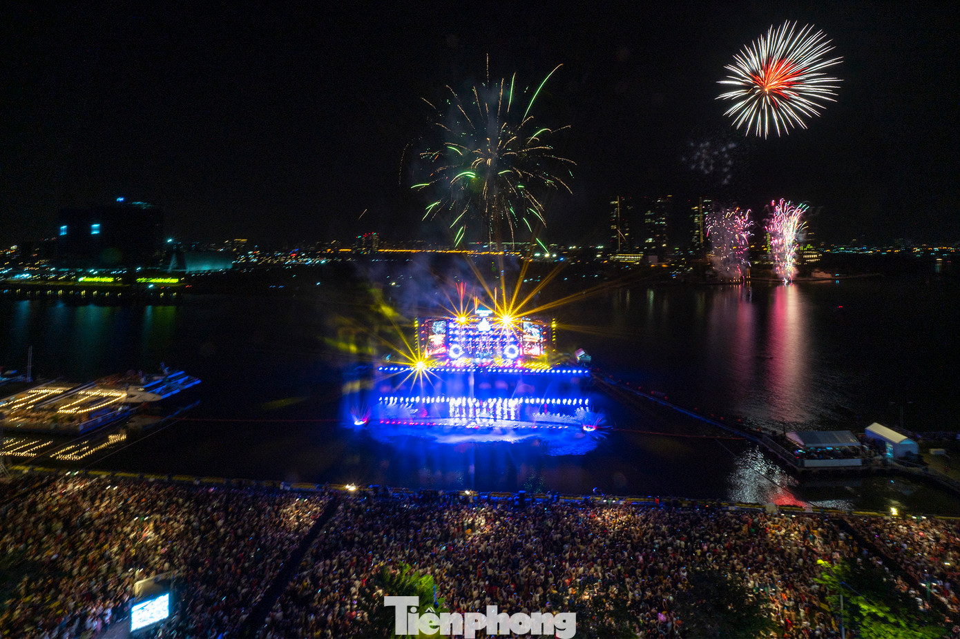 Đúng 0h, pháo hoa chào năm mới nổ vang, bung tỏa trên bầu trời TPHCM.