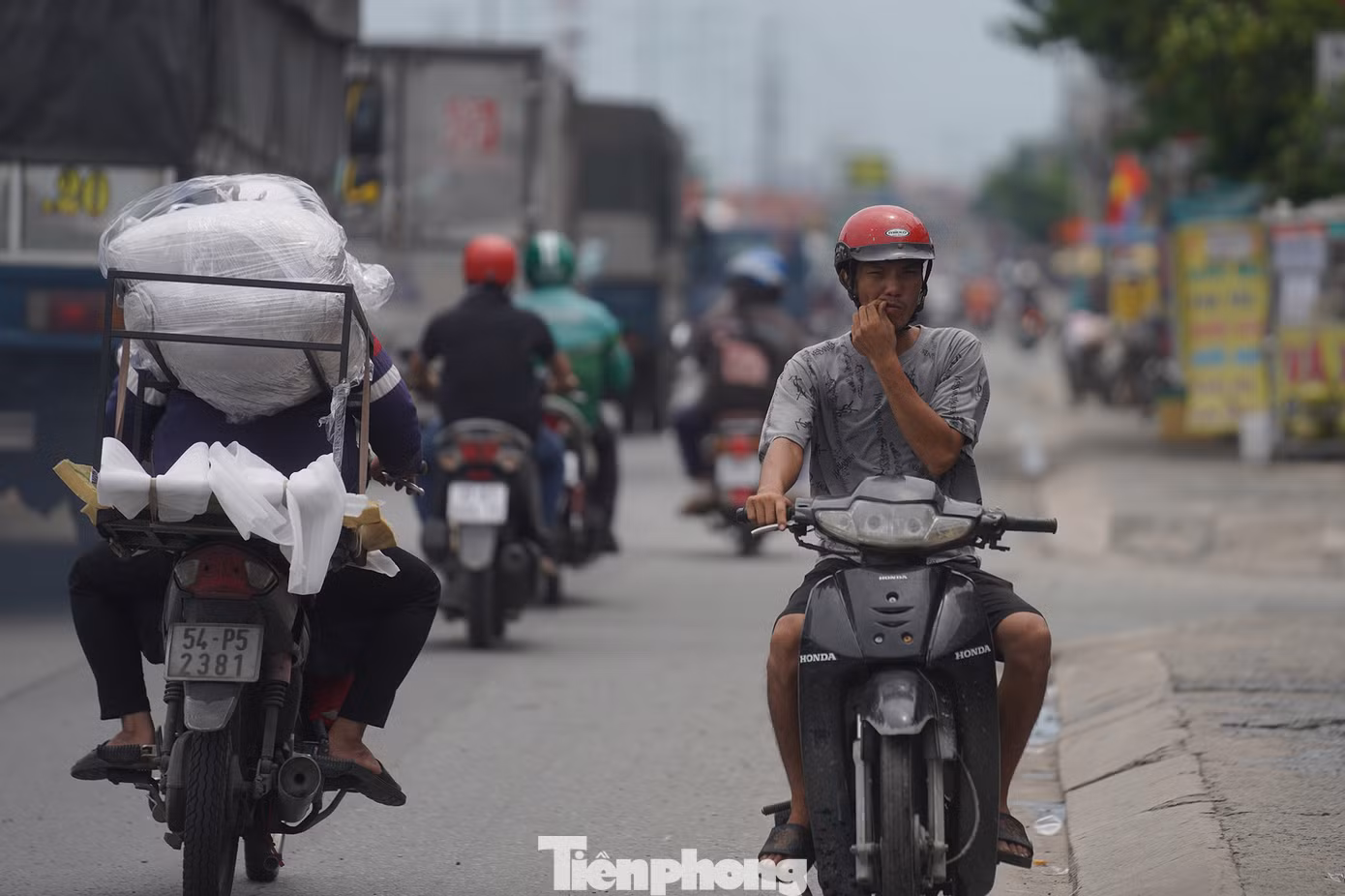Nhiều người dân kém ý thức trong việc tuân thủ luật giao thông, nhất là trong dịp lễ, tết. Trong ảnh, một người dân thản nhiên đi ngược chiều gây khó khăn cho dòng phương tiện đang hướng về TP Thủ Đức. Nhiều người dân kém ý thức trong việc tuân thủ luật giao thông, nhất là trong dịp lễ, tết. Trong ảnh, một người dân thản nhiên đi ngược chiều gây khó khăn cho dòng phương tiện đang hướng về TP Thủ Đức.