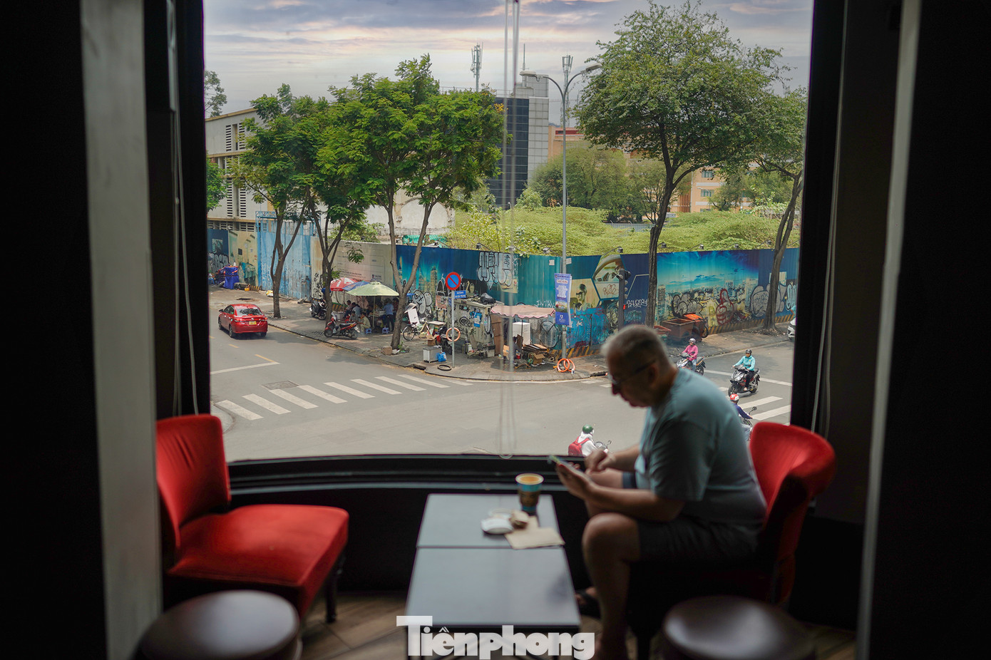 Góc nhìn từ một quán cà phê trên đường Hai Bà Trưng, đối diện khu đất vàng.