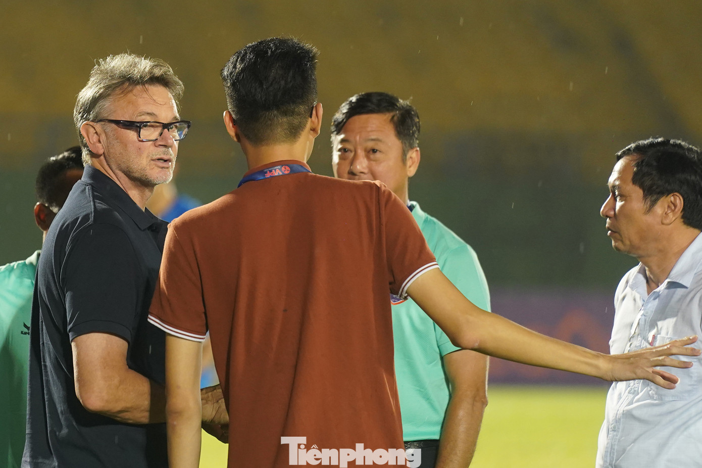 HLV Troussier đã có mặt dưới sân động viện HLV Lê Huỳnh Đức khi có trận đấu tốt trước một đối thủ mạnh trong thế đội nhà đang gặp nhiều khó khăn.