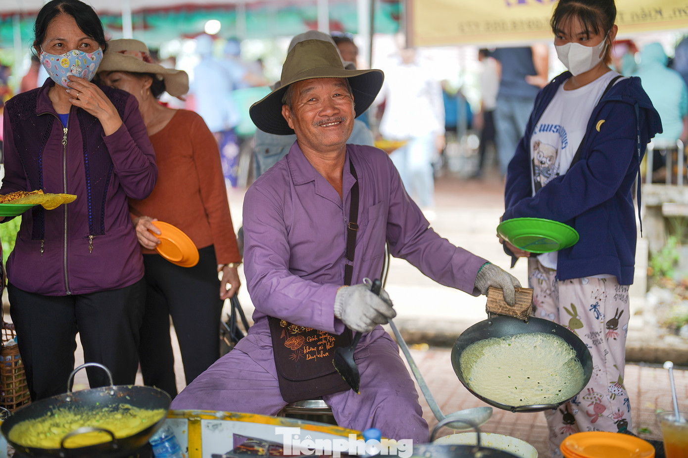 Ông Năm Phụng cho biết: "Tôi theo làm thiện nguyện đổ bánh xèo được 3 năm rồi. Sáng giờ, tôi đổ được 4 bao gạo 50 kg rồi, chắc hơn 5.000 cái bánh rồi". Ông Năm Phụng cho biết: "Tôi theo làm thiện nguyện đổ bánh xèo được 3 năm rồi. Sáng giờ, tôi đổ được 4 bao gạo 50 kg rồi, chắc hơn 5.000 cái bánh rồi".