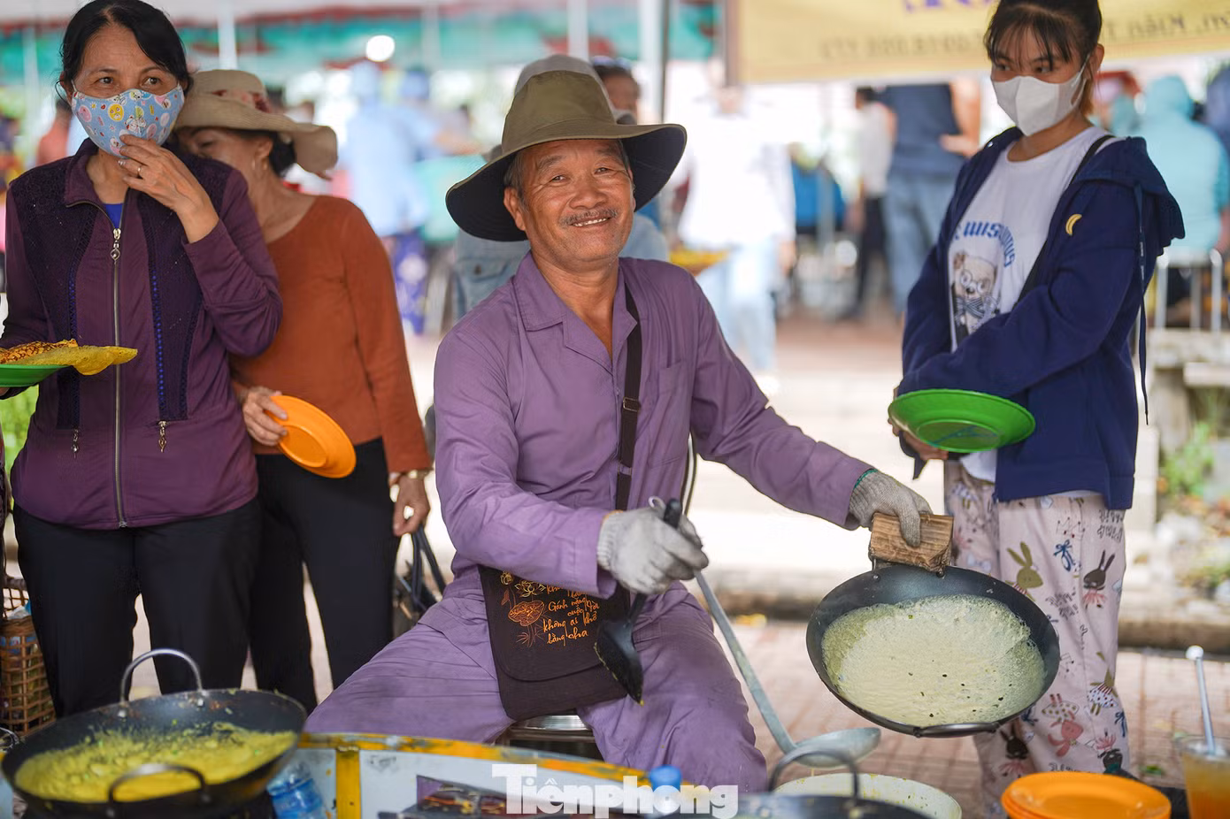 Ông Năm Phụng cho biết: "Tôi theo làm thiện nguyện đổ bánh xèo được 3 năm rồi. Sáng giờ, tôi đổ được 4 bao gạo 50 kg rồi, chắc hơn 5.000 cái bánh rồi".