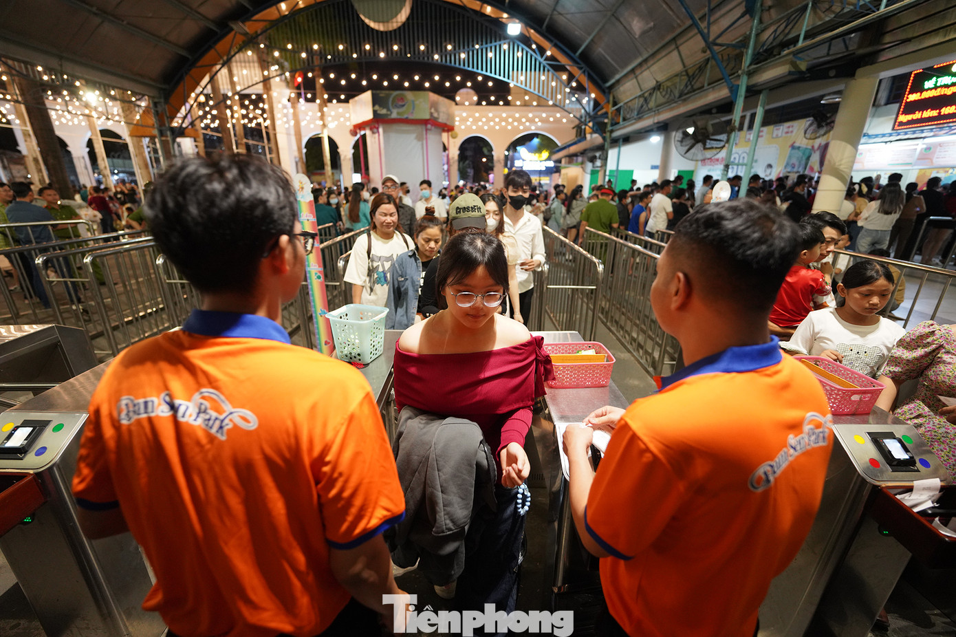 Người dân có mặt tại KDL Đầm Sen từ chiều để chờ đón pháo hoa mừng năm mới.