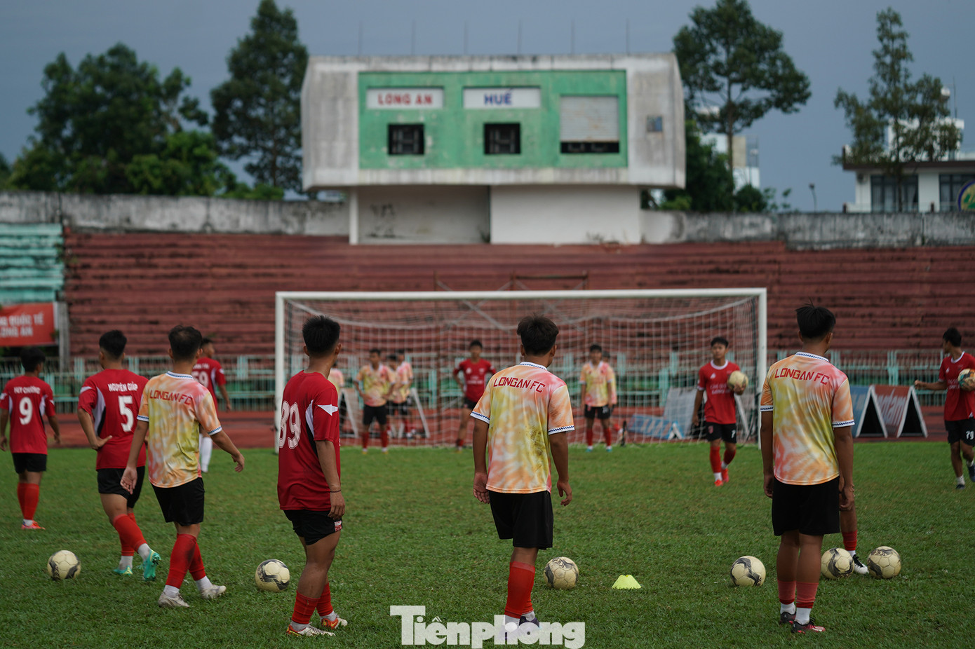 Việc cải tạo sân vận động Long An cũng chỉ mang tính chất tạm thời trong khi chờ xây dựng sân vận động mới trong khu phức hợp thể thao tỉnh đã được quy hoạch. Việc cải tạo sân vận động Long An cũng chỉ mang tính chất tạm thời trong khi chờ xây dựng sân vận động mới trong khu phức hợp thể thao tỉnh đã được quy hoạch.