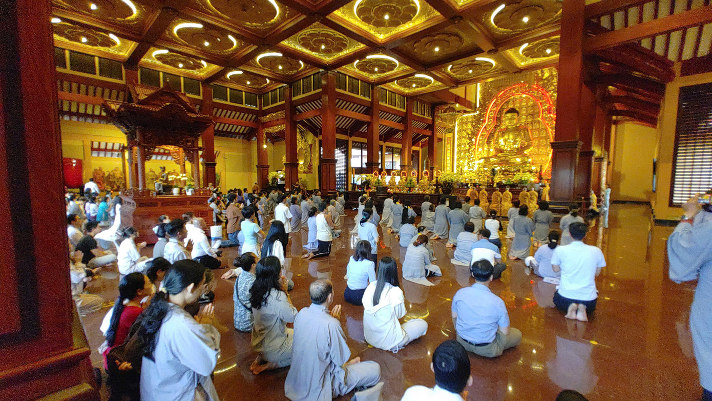 Phật tử đến Việt Nam Quốc Tự lắng nghe ba hồi chuông trống bát nhã.