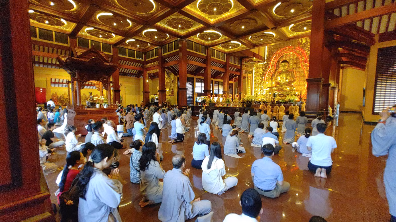 Phật tử đến Việt Nam Quốc Tự lắng nghe ba hồi chuông trống bát nhã.