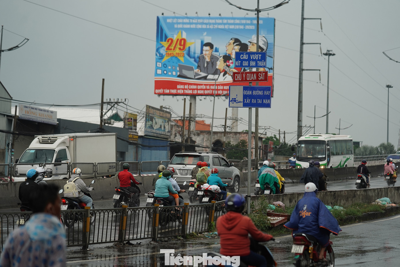 Một cơn mưa lớn bất chợt xuất hiện ở khu vực cầu vượt Bình Thuận, đầu đường Nguyễn Văn Linh (huyện Bình Chánh, TPHCM) khiến nhiều người không kịp trở tay.