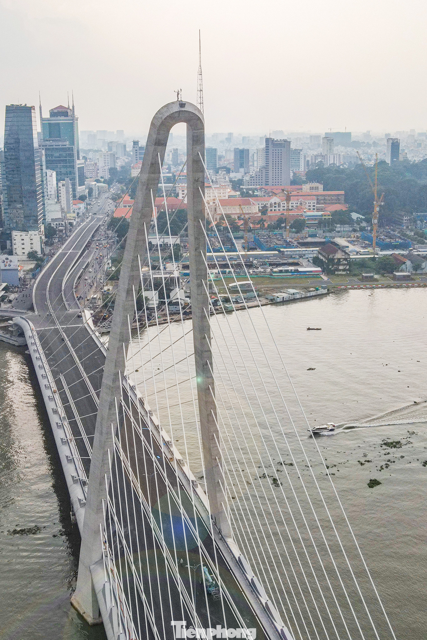 Ba Son là tên gọi có từ năm 1790 khi chúa Nguyễn Ánh đặt trại thủy quân và xây dựng xưởng thủy bên bờ sông Sài Gòn. Nhà máy Ba Son và phong trào công nhân nơi đây gắn liền với cuộc đời hoạt động cách mạng của Chủ tịch Tôn Đức Thắng và sau này được công nhận là di tích lịch sử văn hóa quốc gia. Ba Son là tên gọi có từ năm 1790 khi chúa Nguyễn Ánh đặt trại thủy quân và xây dựng xưởng thủy bên bờ sông Sài Gòn. Nhà máy Ba Son và phong trào công nhân nơi đây gắn liền với cuộc đời hoạt động cách mạng của Chủ tịch Tôn Đức Thắng và sau này được công nhận là di tích lịch sử văn hóa quốc gia.