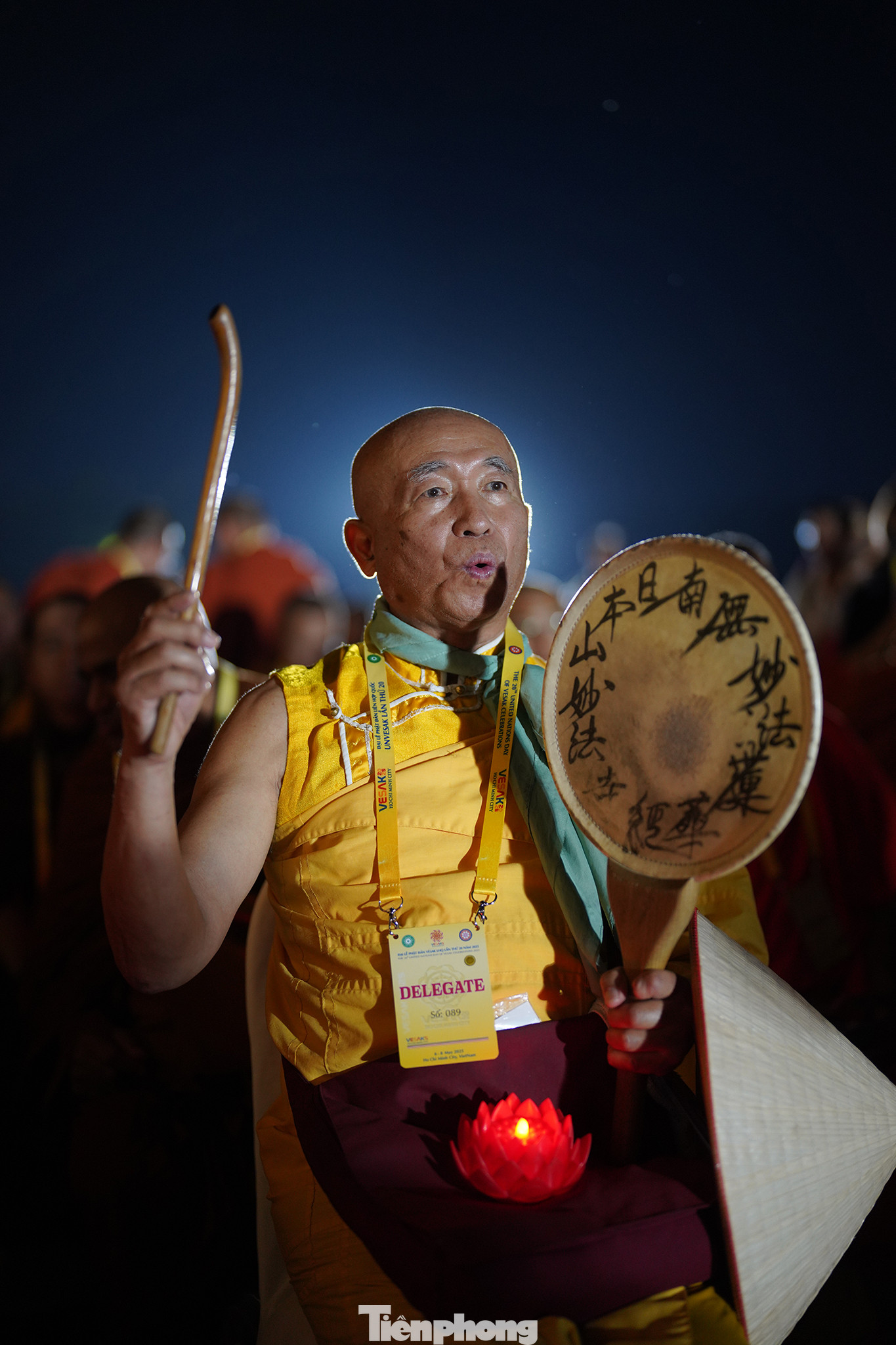 Một nhà sư Nhật Bản niệm phật suốt đêm hội hoa đăng.