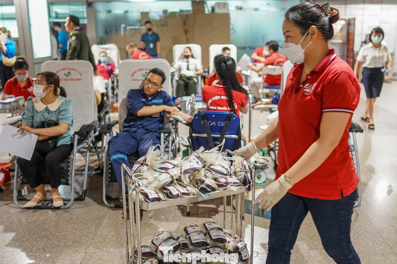 Sáng 5/5, ngày hội Chủ nhật Đỏ tại sân bay Tân Sơn Nhất thu được 337 đơn vị máu. Sáng 5/5, ngày hội Chủ nhật Đỏ tại sân bay Tân Sơn Nhất thu được 337 đơn vị máu.