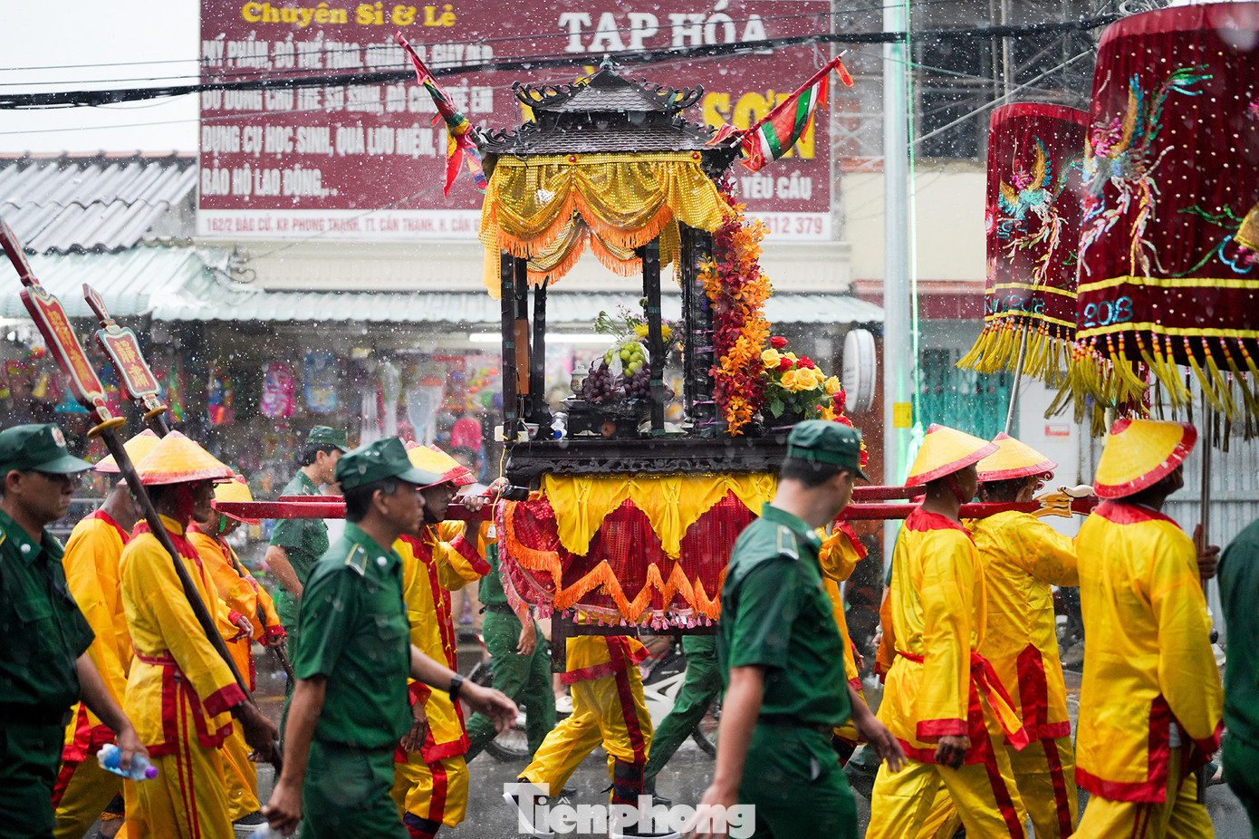 Đoàn rước quay về trong cơn mưa lớn nặng hạt.