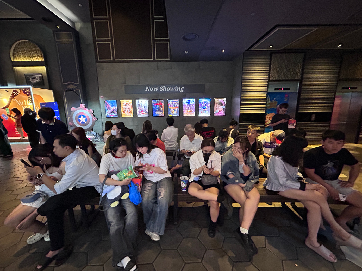 Chen chúc ngồi ở ghế chờ.