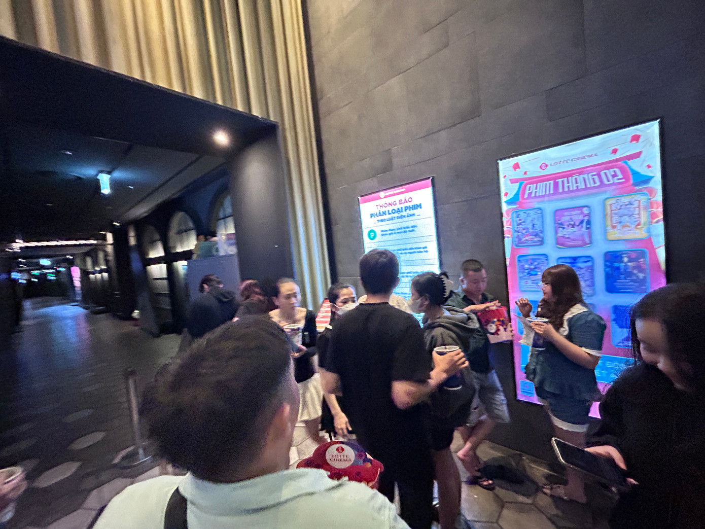 Lối vào rạp cũng xếp hàng đông nghịt. Một khán giả tên Hoài Anh không tìm được suất chiếu sớm khi vào rạp lúc 21h. "Suất có ghế đẹp gần nửa đêm, các suất gần nhất không còn chỗ trống. Mà có ghế cũng gần màn hình nên tôi không chọn được".