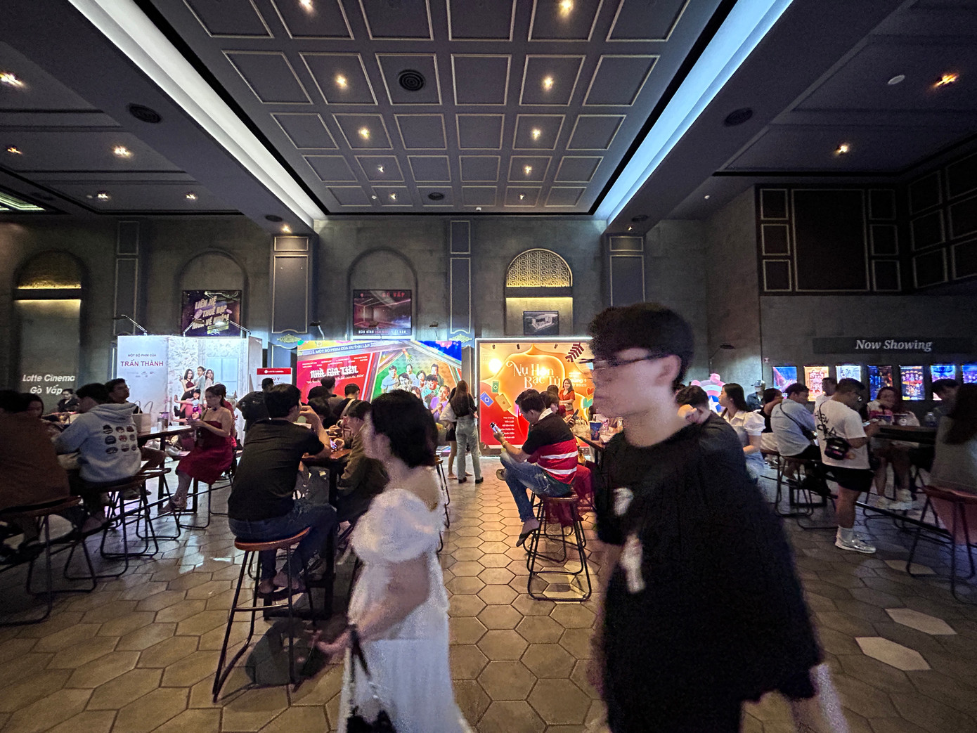 Tại một rạp phim khác cũng đông đúc các bạn trẻ đi xem phim.