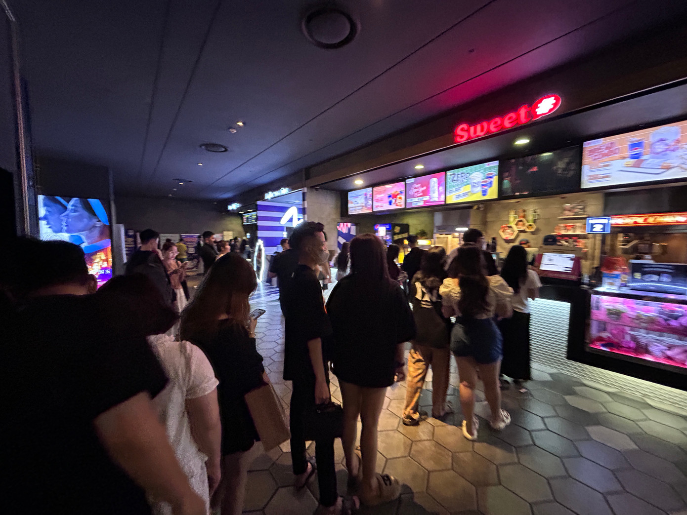 Hàng dài người chờ nhận đồ ăn và nước uống trước khi vào rạp.