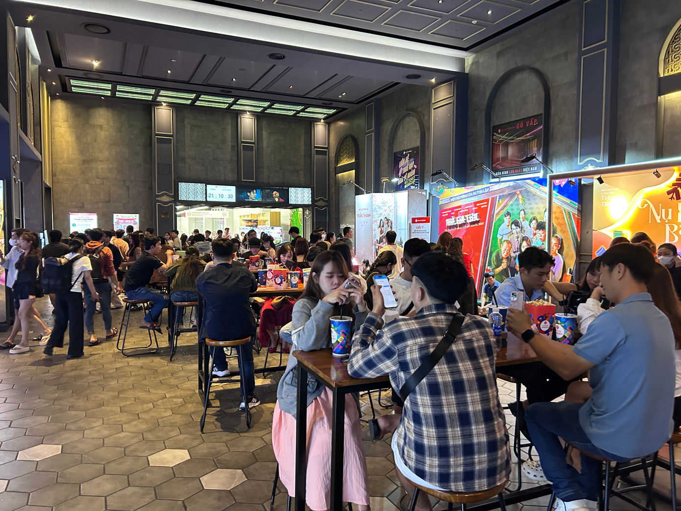 Nhiều bạn trẻ cho biết không đặt được vé online nên đến trực tiếp "cầu may".