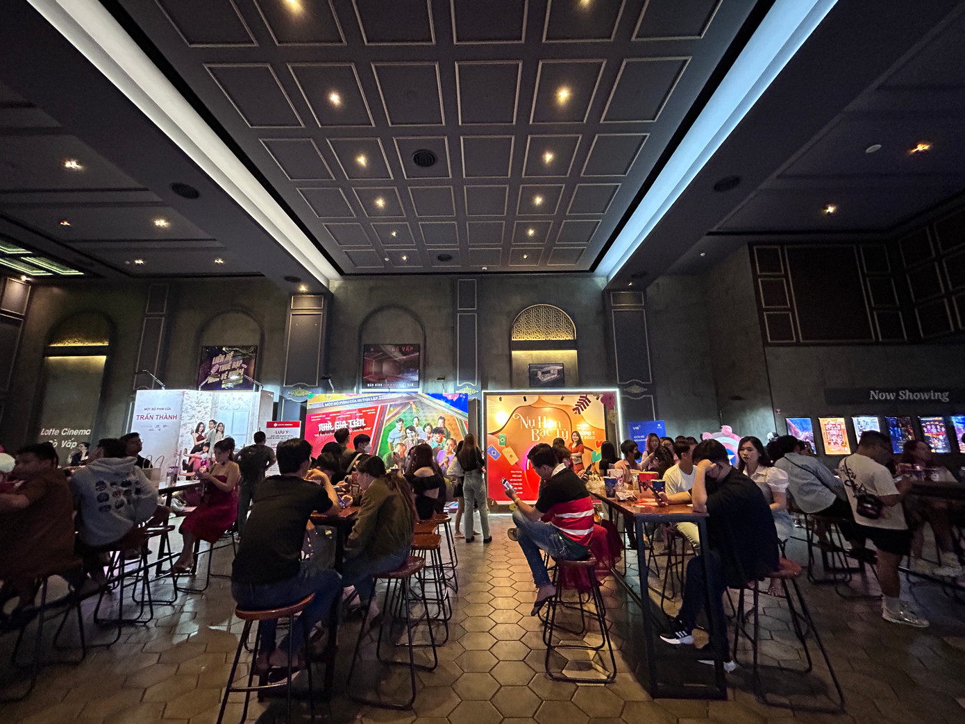 Bên trong một rạp phim trên đường Nguyễn Văn Lượng (quận Gò Vấp) đông kín người.