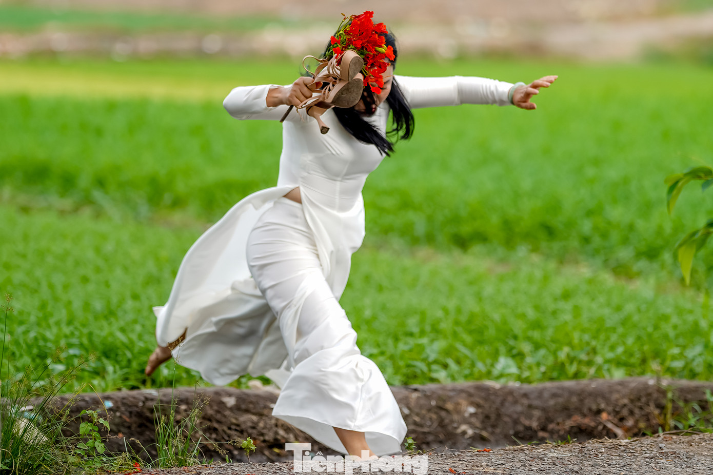 Việc di chuyển lựa góc chụp ảnh không dễ vì nơi đây bao quanh bởi những mương nước, bờ ruộng nhưng vẫn không làm các bạn trẻ nản lòng.