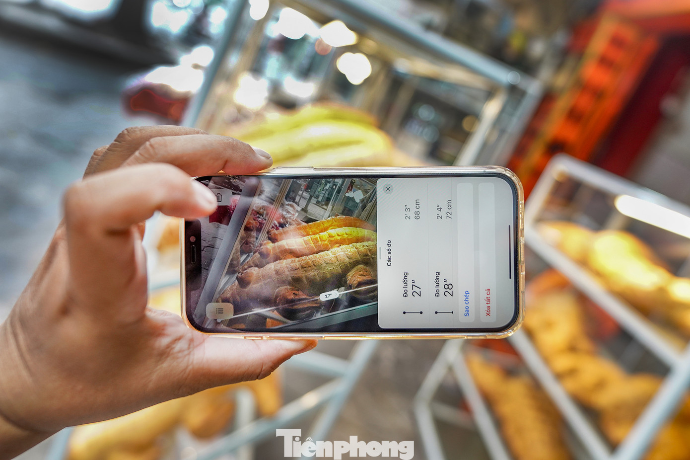 Bánh mì dạng con vật không có khuôn, thợ làm bánh phải làm thủ công từng công đoạn tạo hình mắt, mũi, miệng, vảy... Theo chủ tiệm, công đoạn này là quan trọng nhất, quyết định thần thái sản phẩm nên đòi hỏi sự tỉ mỉ vì phải tính được chi tiết phình nở khi bánh chín.