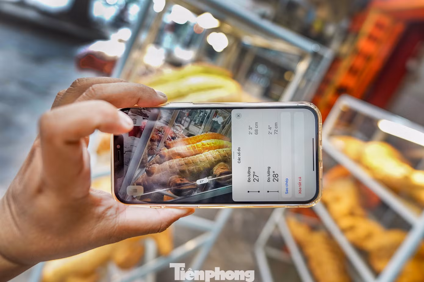 Bánh mì dạng con vật không có khuôn, thợ làm bánh phải làm thủ công từng công đoạn tạo hình mắt, mũi, miệng, vảy... Theo chủ tiệm, công đoạn này là quan trọng nhất, quyết định thần thái sản phẩm nên đòi hỏi sự tỉ mỉ vì phải tính được chi tiết phình nở khi bánh chín.