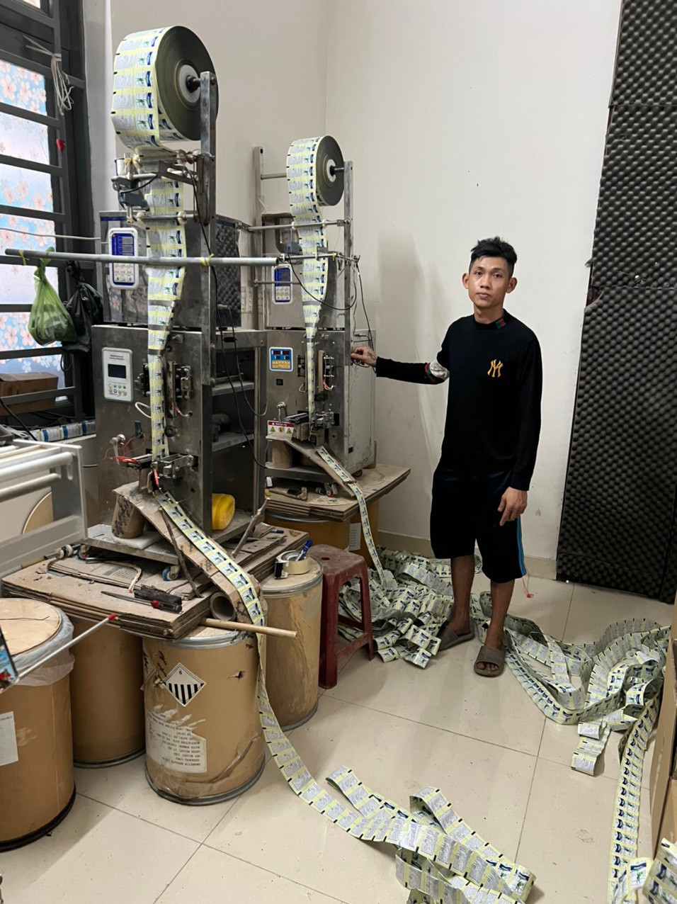 "Dây chuyền" sản xuất thuốc bảo vệ thực. Ảnh: CA "Dây chuyền" sản xuất thuốc bảo vệ thực. Ảnh: CA