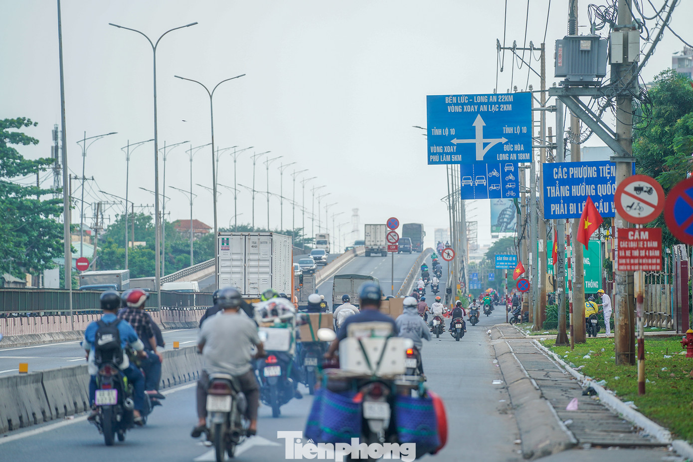Khu vực cầu vượt Tỉnh lộ 10, các phương tiện lưu thông dễ dàng, đường khá thông thoáng. Hình ảnh ghi nhận lúc 13h.