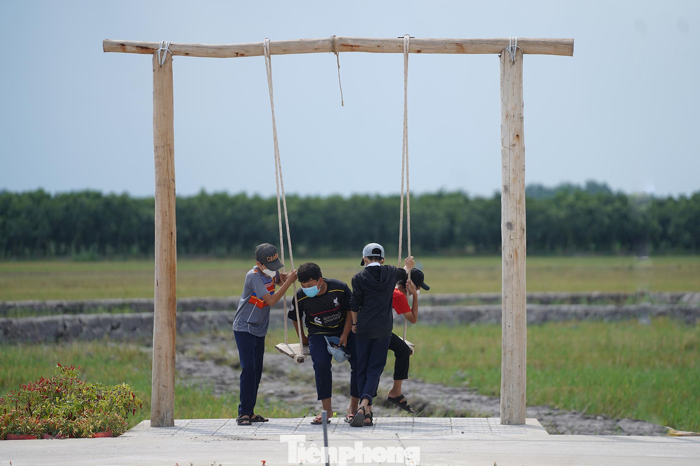 Giờ đây công trình lại là điểm nhấn thu hút thêm người dân đến với miền đất này. Giờ đây công trình lại là điểm nhấn thu hút thêm người dân đến với miền đất này.