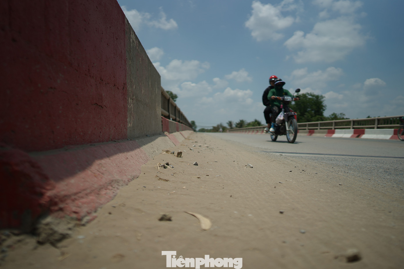 Nguy hiểm hơn, các xe này thường xuyên để rơi vãi cát, đá gây bụi mù mịt, ô nhiễm môi trường, gây mất ATGT, ảnh hưởng nghiêm trọng đến cuộc sống sinh hoạt, đi lại và đặc biệt là sức khỏe của hàng trăm người dân trong khu vực.