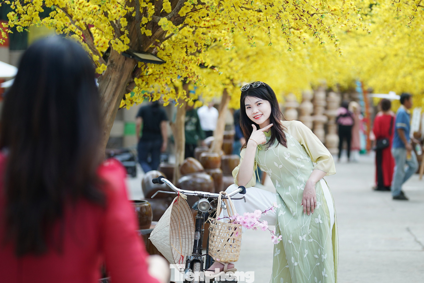 Điểm nhấn của Lễ hội Tết Việt 2025 là "ngôi nhà ngày xuân" được xây dựng mô phỏng hình ảnh ngôi nhà sàn ở An Giang gắn với gian bếp, sân vườn đầy hoa cỏ mùa xuân mang đến những ngày Tết yên bình. Không gian xuân Nhà Văn hóa Thanh Niên hàng năm thu hút rất đông người dân, nhất là các bạn trẻ đến tham quan, chụp ảnh.