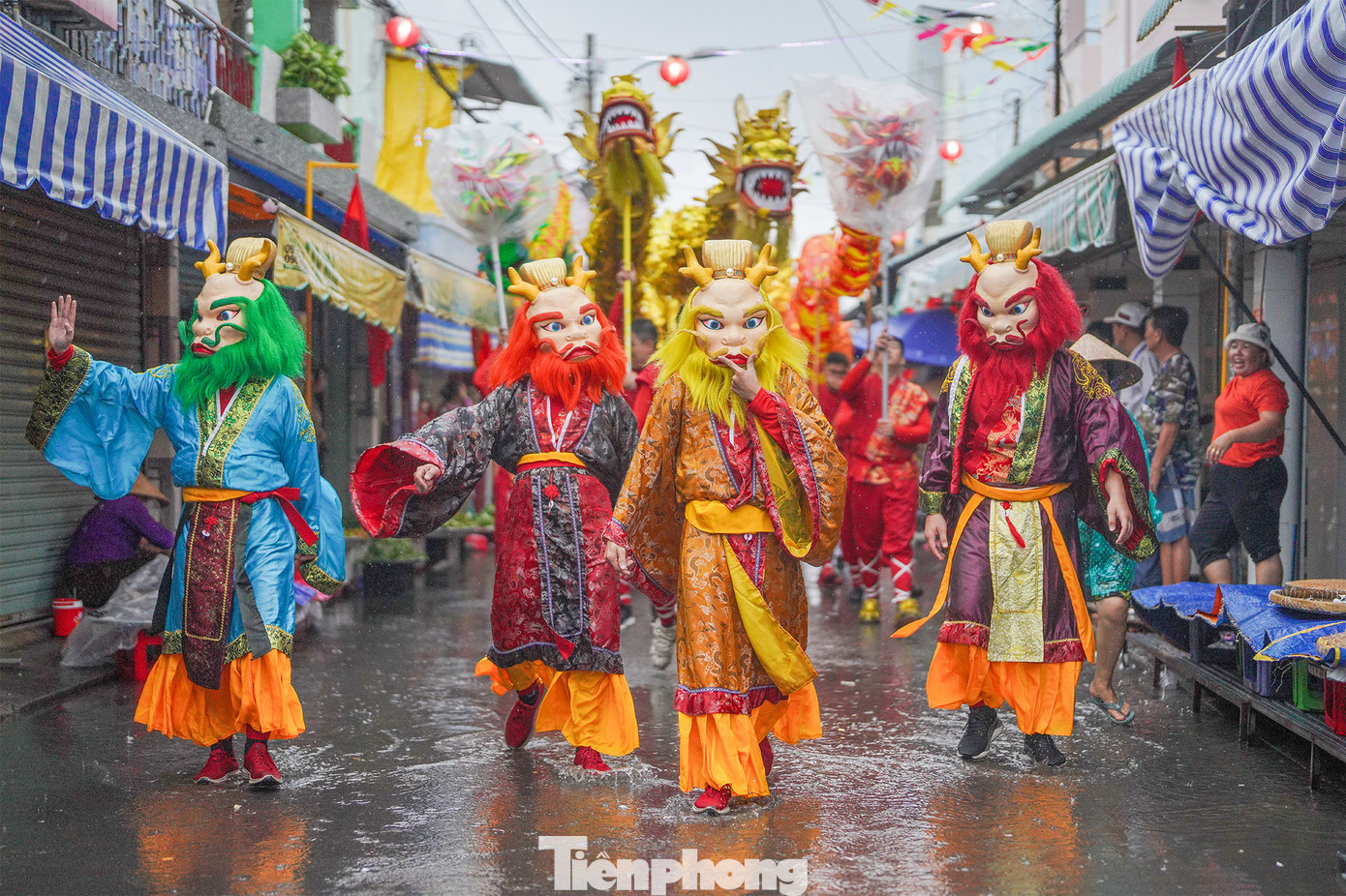 Đoàn rước quay về trong cơn mưa lớn nặng hạt.